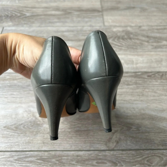 Thomas Wallace  Sage Grey Smooth Leather Pumps - Picture 7 of 13